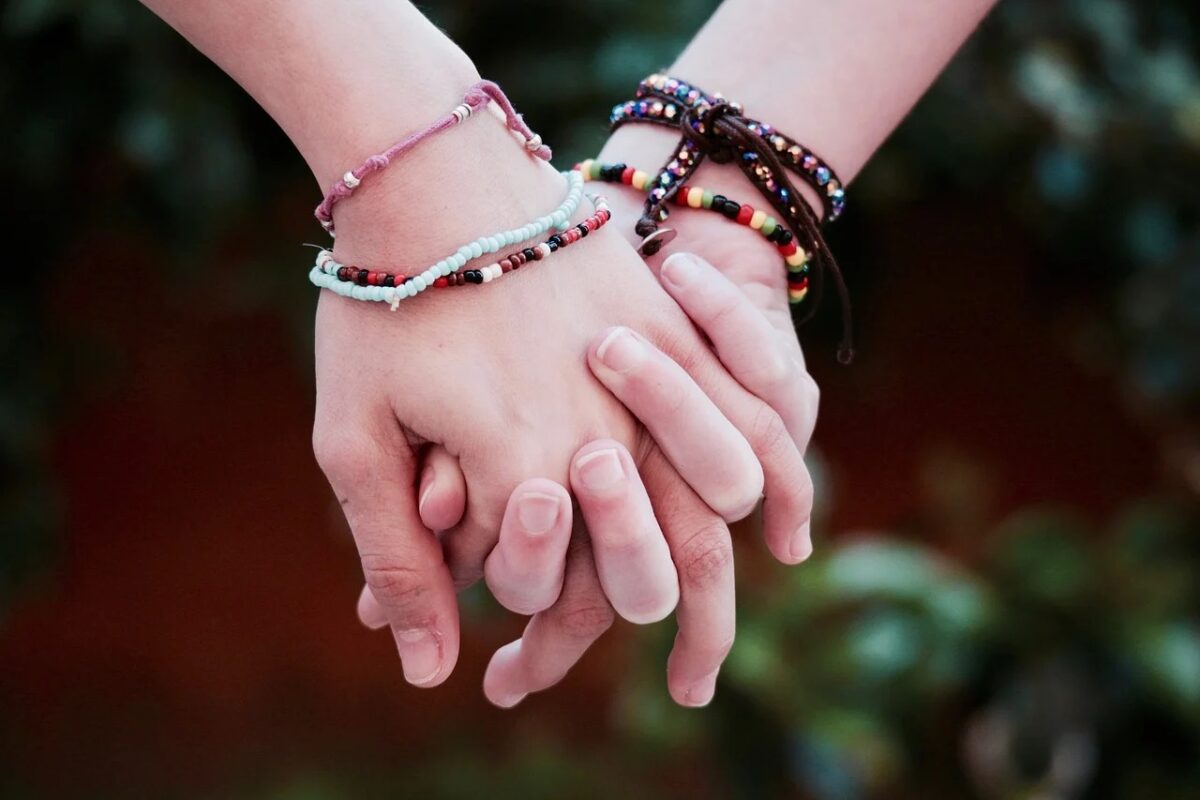 Comment associer plusieurs bracelets pour un look audacieux  ?